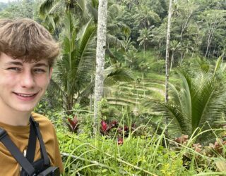 Schommelen met kinderen in Ubud