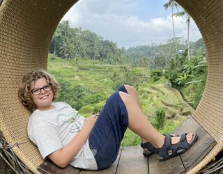 Schommelen met kinderen in Ubud