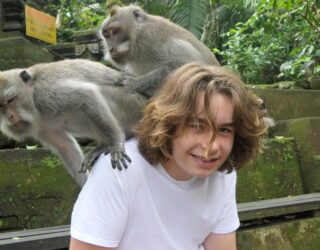 Aapjes op rug in Monkey Forest