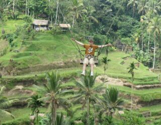 Schommelen met kinderen in Ubud