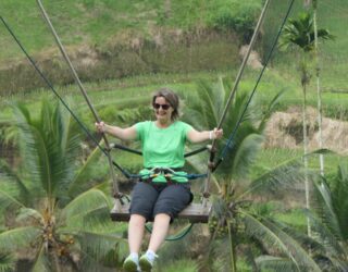 Schommelen met kinderen in Ubud