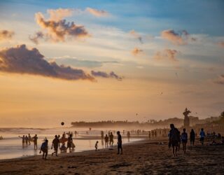 Strand met kinderen Canggu