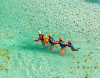 Familie tijdens aquatrekking op de Soca rivier