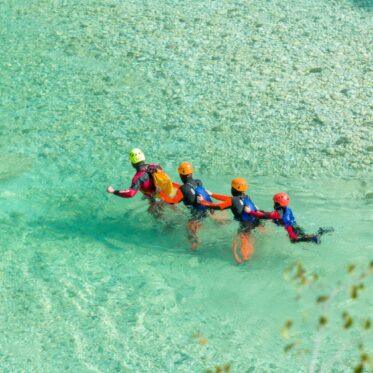 Familie tijdens aquatrekking op de Soca rivier