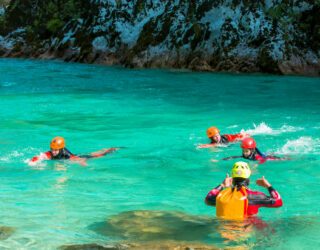 Zwemmen tijdens aquatrekking op de Soca rivier