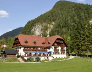 Hotel in het groen van de Logar Vallei