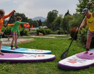 Kinderen suppen in Ljubljana