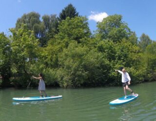 Kinderen suppen op het water in Ljubljana