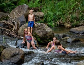 Kinderen spelen in de Sabie rivier