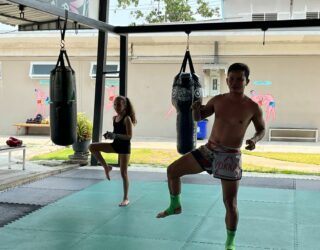 Opwarming Muay Thai met kinderen