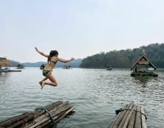 Springen van de rafts in Thailand