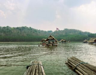 Op de rafts met kinderen in Thailand