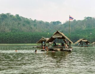 Genieten op de rafts met kinderen in Thailand