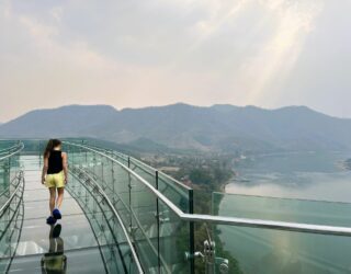 Wandelen over de Mekong rivier met kinderen