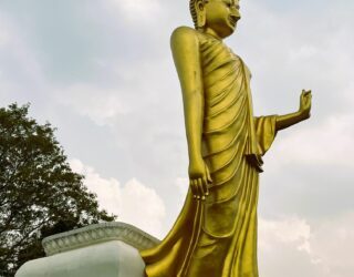 Buddha kijkt over de Mekong rivier