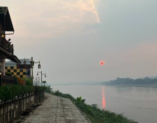Zonsondergang bij de Mekong rivier