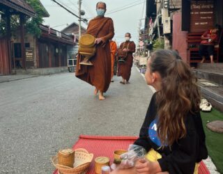 Bedelronde monniken met kinderen