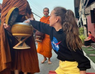 Kind schenkt rijst aan de monniken