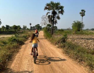 Fietsen op het platteland bij Sukhothai