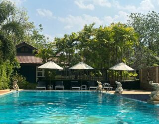 Zwembad in het groen Sukhothai