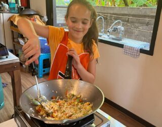 Kind maakt lievelingsgerecht fried rice