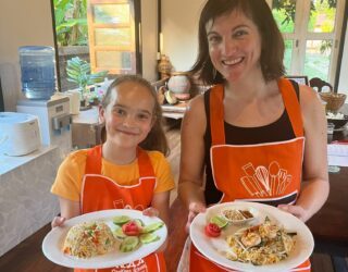 Zelfgemaakte fried rice en Pad Thai door mama en kind
