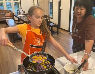 Kind maakt kleurrijk Thais dessert