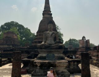 Nabootsen met kinderen in Sukhothai