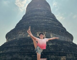 Acrobatie met kinderen in Sukhothai