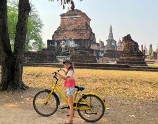 Fietsen in Sukhothai met kinderen