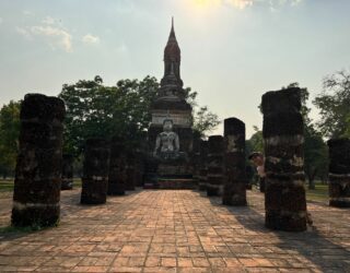 Verstoppertje spelen in Sukhothai met kinderen