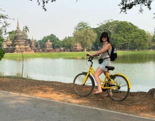 Fietsen in historisch park Sukhothai