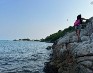 Klimmen op de rotsen in Koh Samet