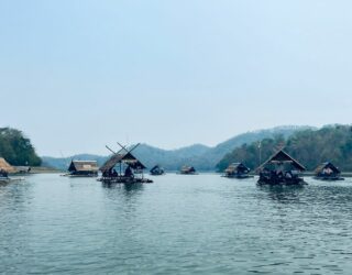Chillen op de rafts in Thailand