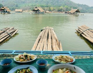 Heerlijke lunch op de rafts in Thailand