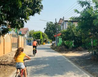 Fietsen met kinderen door de dorpjes rond Sukhothai