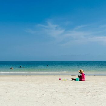 Spelen op het strand in Koh Samet