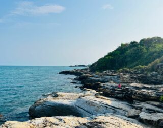 Klimmen op de rotsen met kinderen in Koh Samet