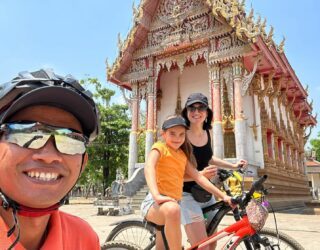 Fiets langs ruïnes en rijstvelden in Sukhothai