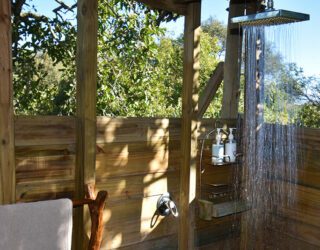 Douchen in een boomhut in Zuid-Afrika