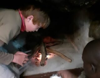 Kids ranger leert vuur maken in Zuid-Afrika