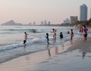 Kinderen spelen op het strand van Hua Hin