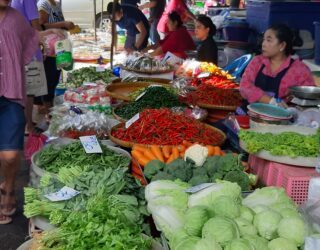 Iets lekker kopen aan een Thais marktkraam met kinderen