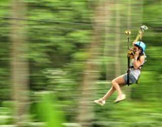 Kind op de zipline in Thailanc