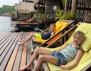 Kinderen genieten aan de River Kwai