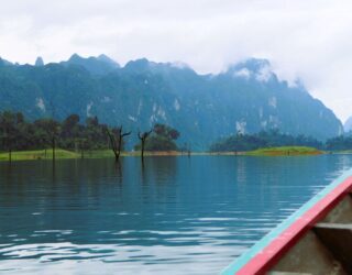 Longtailboot op Cheow Lan Lake
