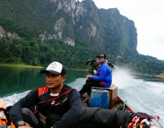 Met de boot langs de kalksteenrotsen in Khao Sok