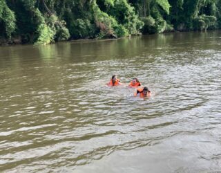 Kinderen zwemmen in de River Kwai