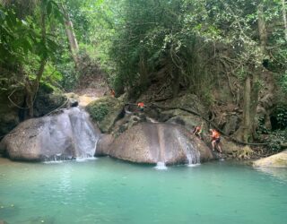 Klimmen met de kinderen op de Erawan Falls