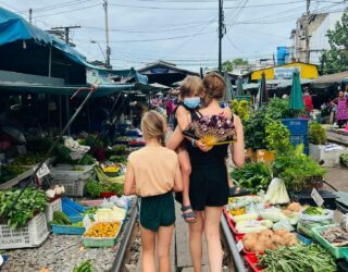 Bezoek de markt op het spoor met kinderen